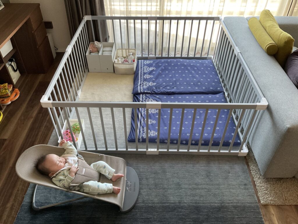 【双子育児】(居場所づくり③)ベビーベッド卒業後、ベビーサークルデビューしました! | 気楽にツーオペ育児